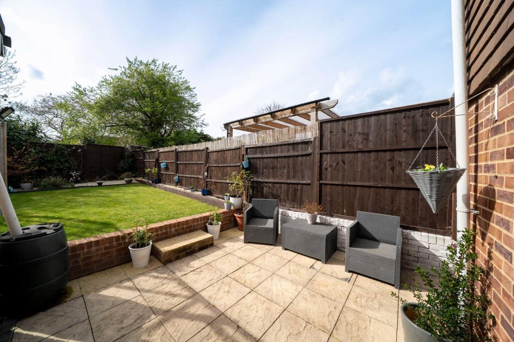 Sunnyside Close, Charlton, SP10 photo 2