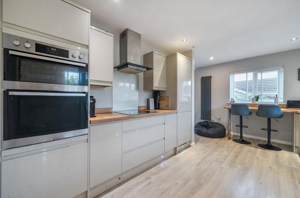 Smugglers Lane South, Highcliffe, Christchurch, BH23 - More