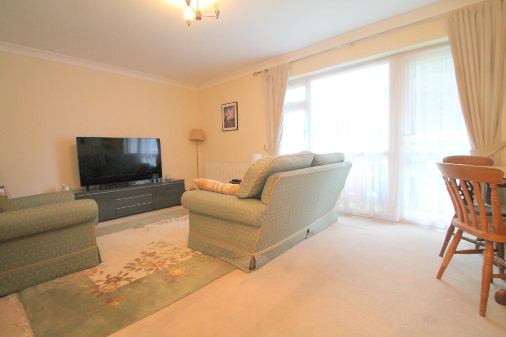 Apartment in Reigate and Banstead, Surrey - View 4