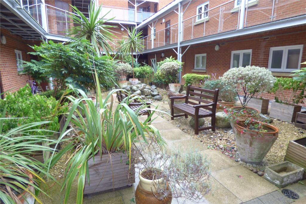 Apartment in Tunbridge Wells, Kent - View 3