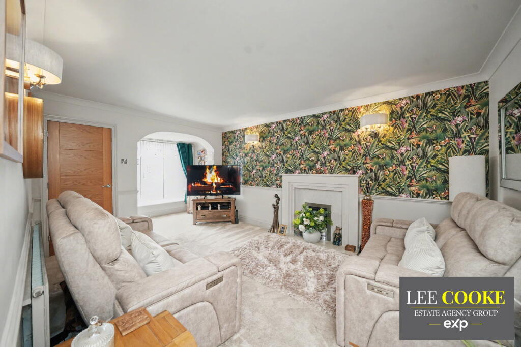House in Wolverhampton, West Midlands - More