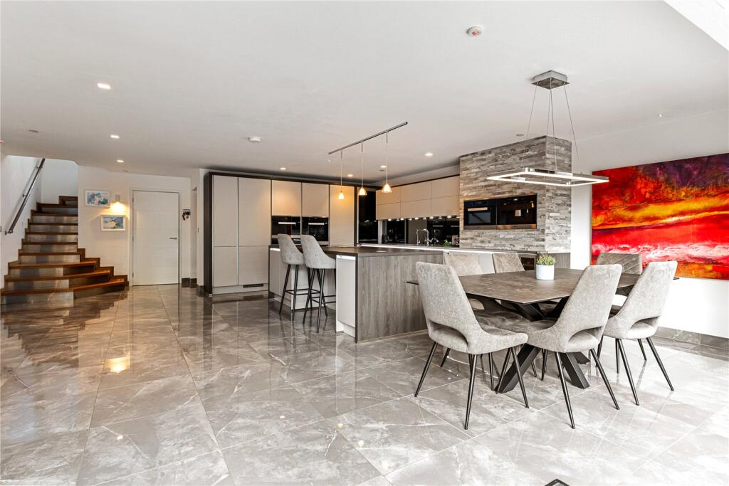 House in Surrey Heath, Surrey - View 6