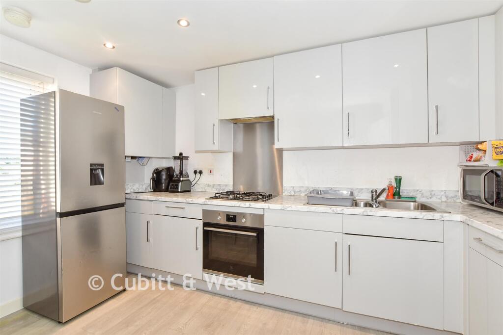 Apartment in Crawley, Lowfield Heath - More