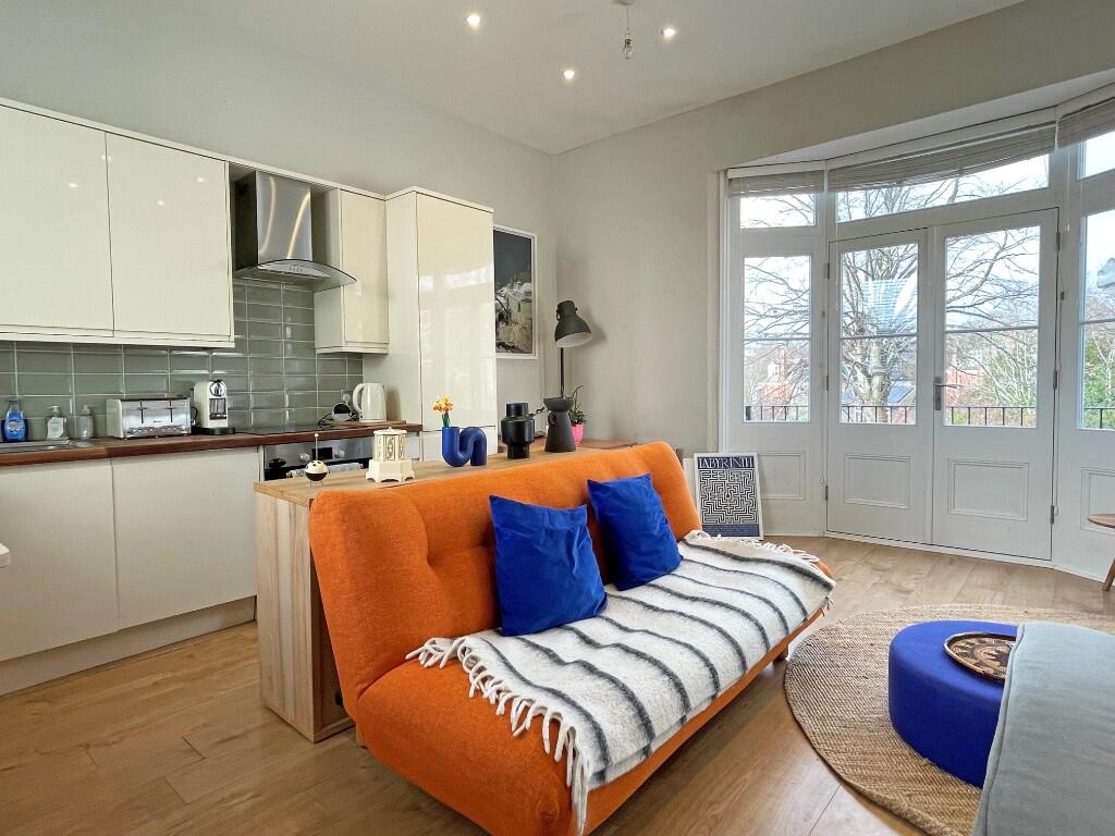 Apartment in Brighton, Round Hill - More