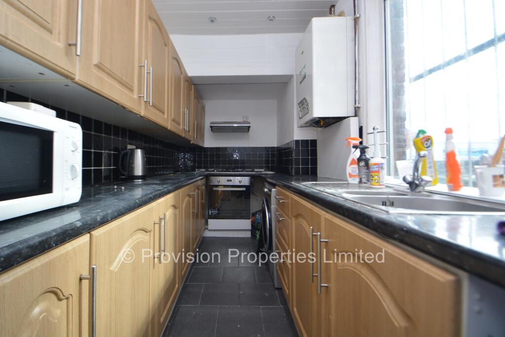 6 bedroom end of terrace house for rent