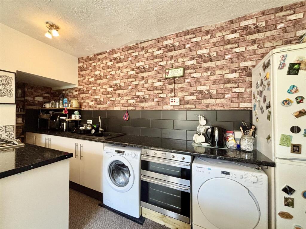 House in Bradford, Hungerhill, Westwood Park - View 3