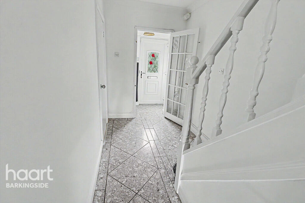 House in London, Fairlop - View 4
