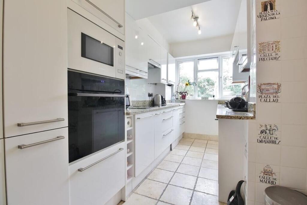 House in London - View 5
