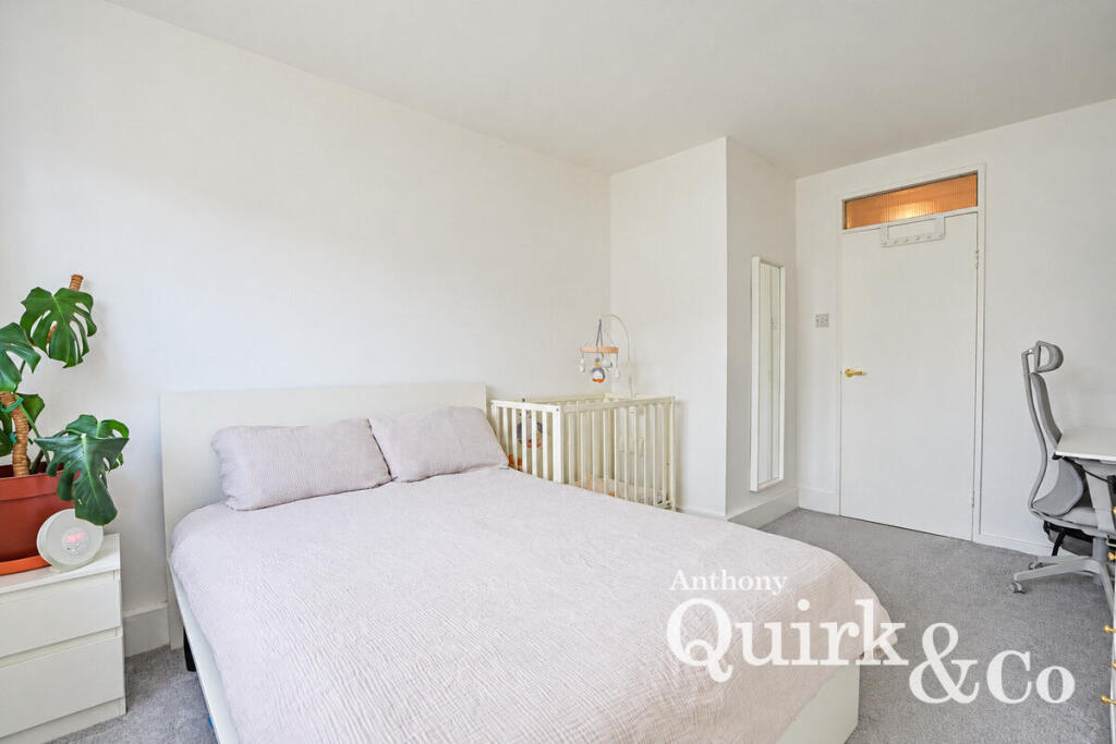 Apartment in Southend-on-Sea - More