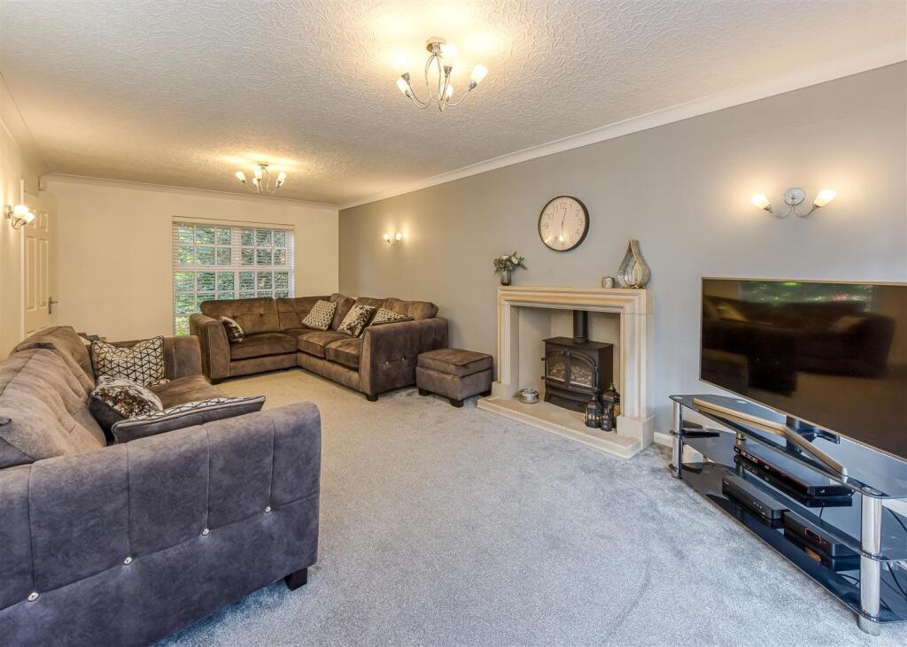 6 Redmoor Gardens, Wolverhampton photo 4