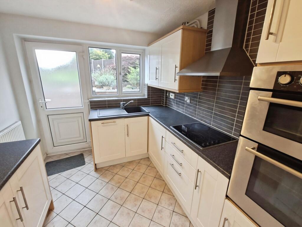 Frensham Drive, Nuneaton, Warwickshire, CV10 photo 3