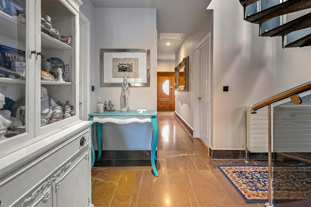 VIDEO PRESENTATION INSIDE - Somerset Avenue, Westcliff-On-Sea - View 5