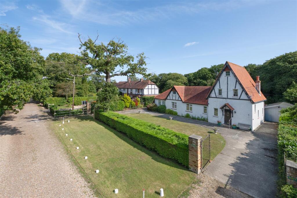 4-bed detached on Broomfield Gate, Chestfield, Whitstable, £800,000