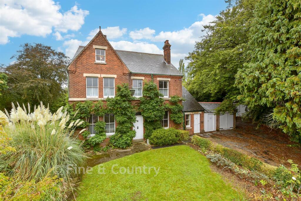 4-bed detached on Sturry Hill, Sturry, Canterbury, Kent, £800,000