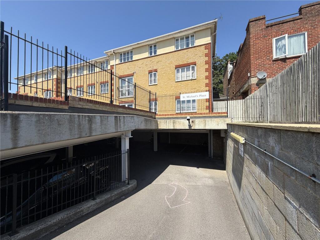 Apartment in Surrey Heath, Surrey - View 5