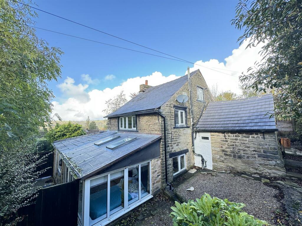 3 bedroom detached house for sale in Moorland Road, Carrbrook ...