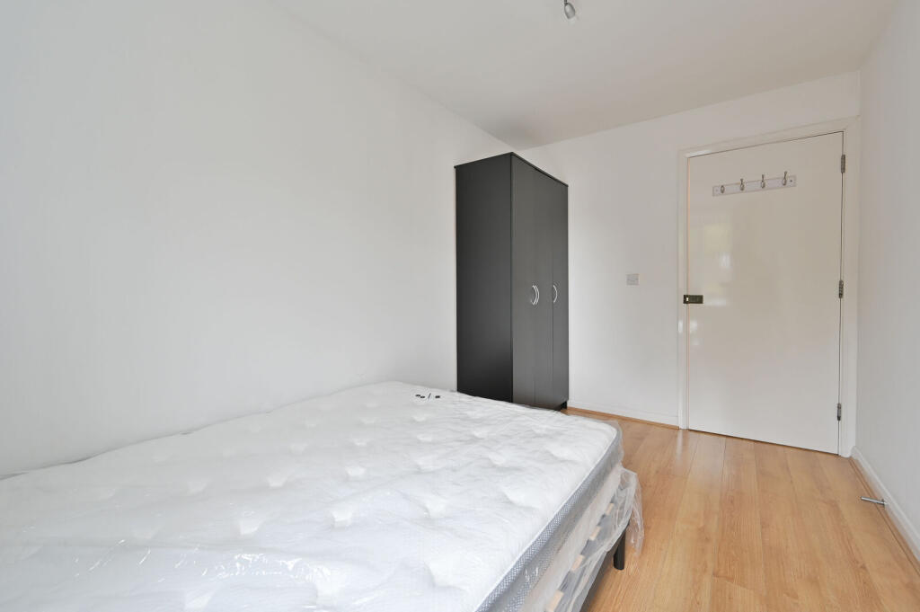 Apartment in Watford - More