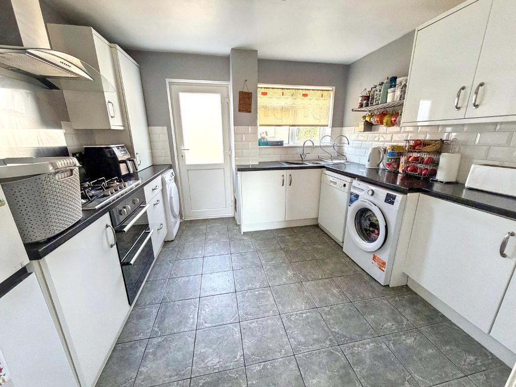 Clyde Crescent, Bedford, MK41 7ER photo 2