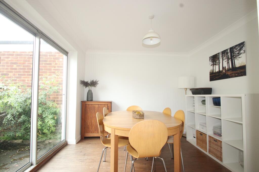 House in London, Broom Hill, Goddington - View 5