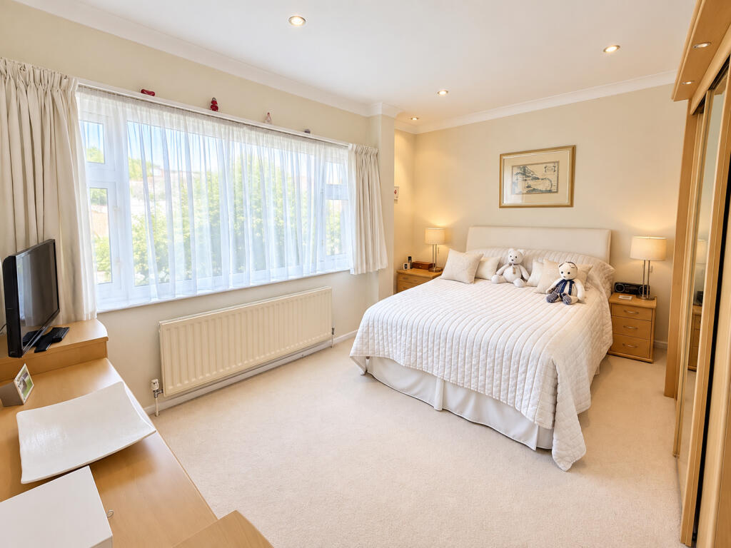 House in East Grinstead, Ashplats - More