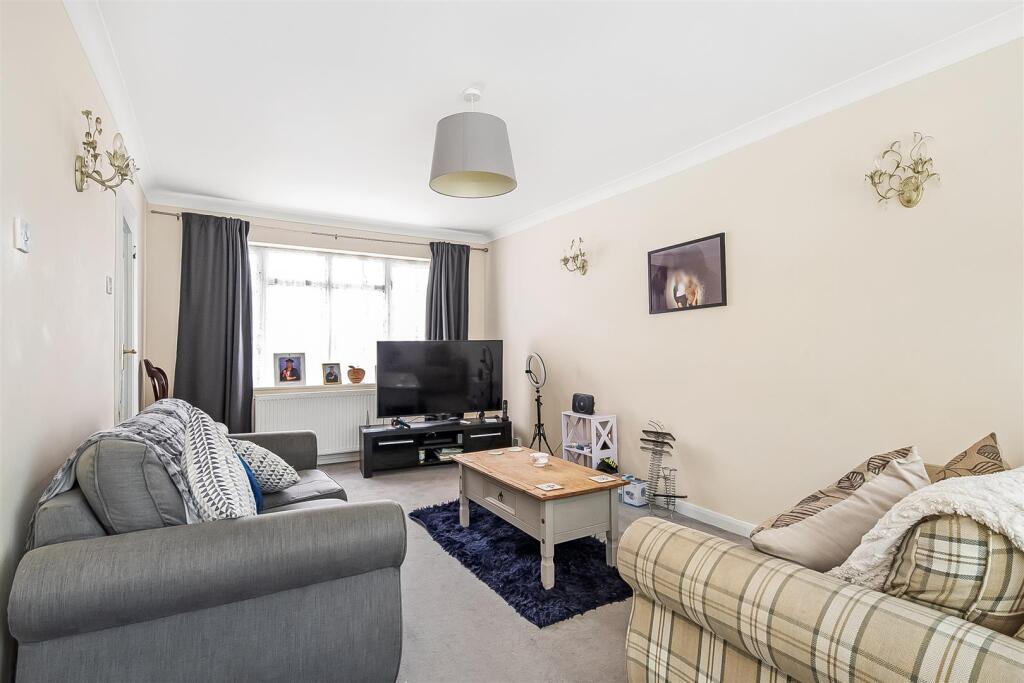 Mayes Close, Warlingham photo 3