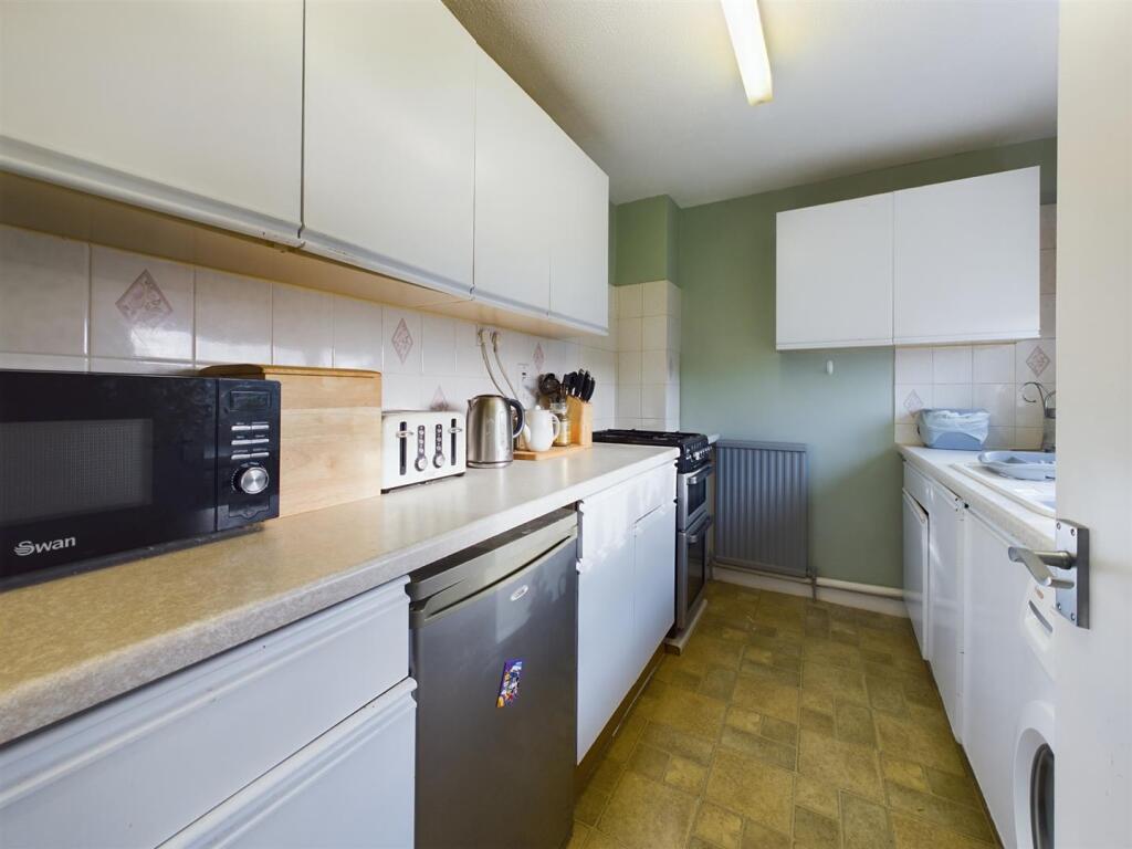 Ashton Close, Tilehurst, Reading photo 2