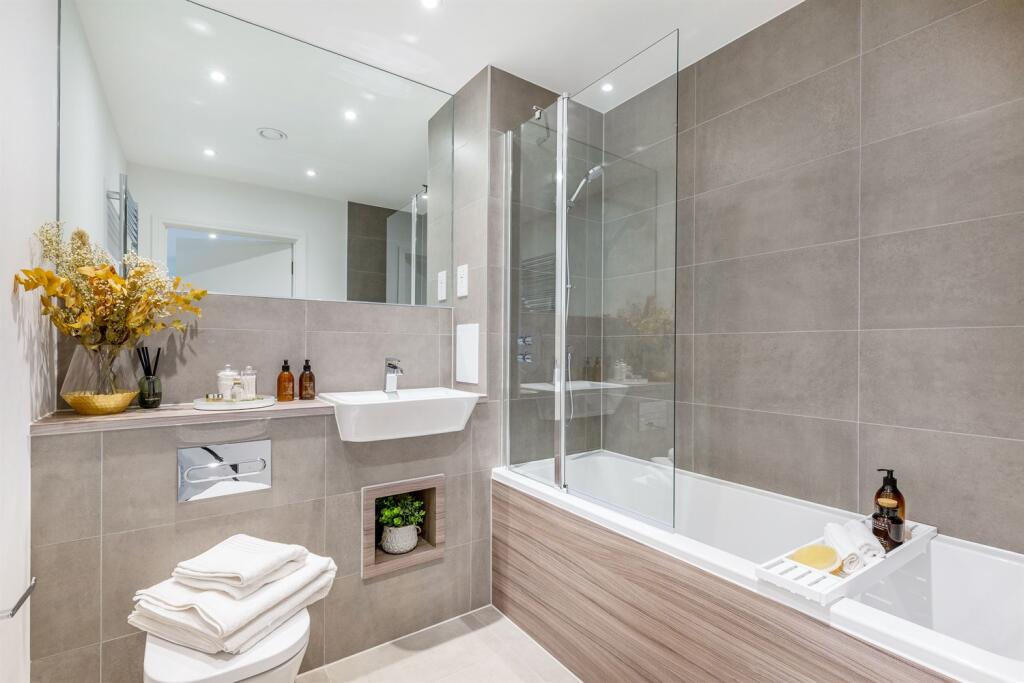 Apartment in Ilford - View 3