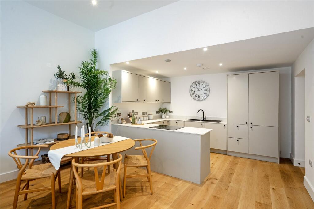 Apartment 3, Bay Court, 2-6 Bay Road, Clevedon, Somerset, BS21 photo 4