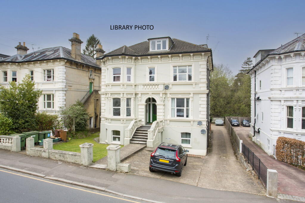 2-bed flat on Upper Grosvenor Road, Tunbridge Wells, £280,000