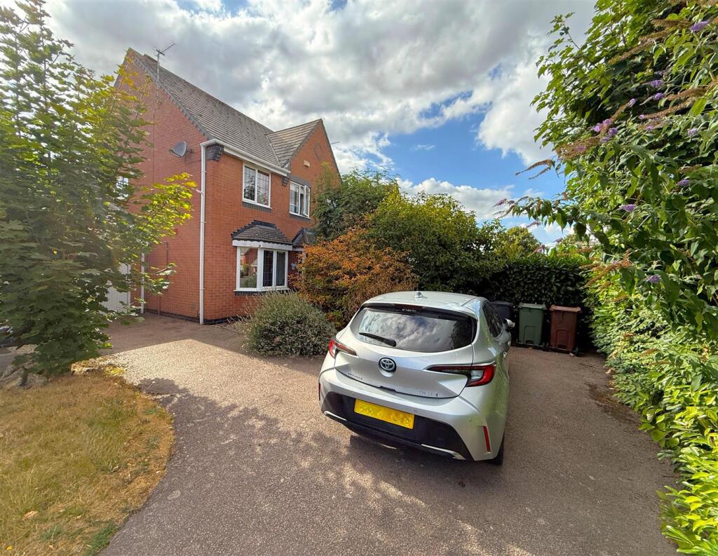 3-bed semi-detached on Kingfisher Road, Mountsorrel, Loughborough, £280,000