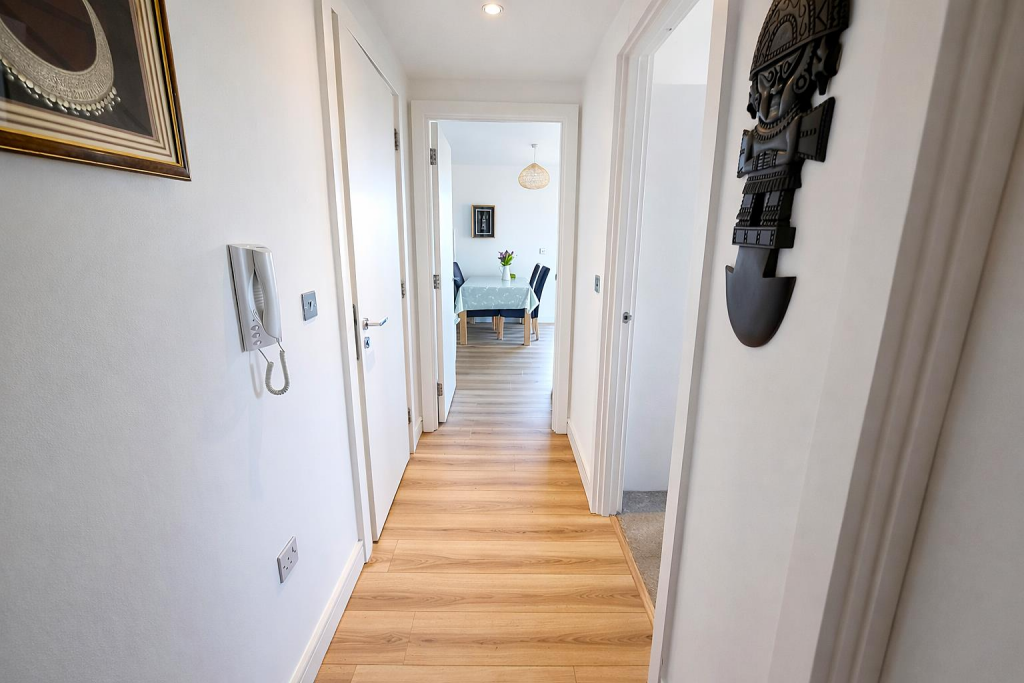 Apartment in Dacorum, Hertfordshire - View 5
