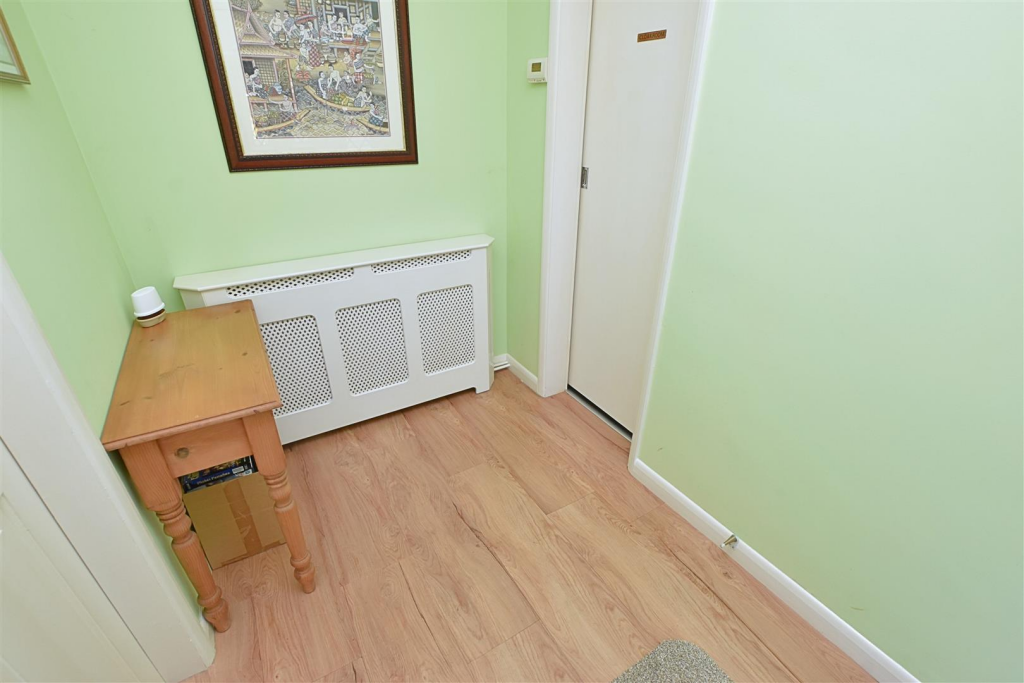 Harneis Crescent, Laceby, Grimsby photo 5