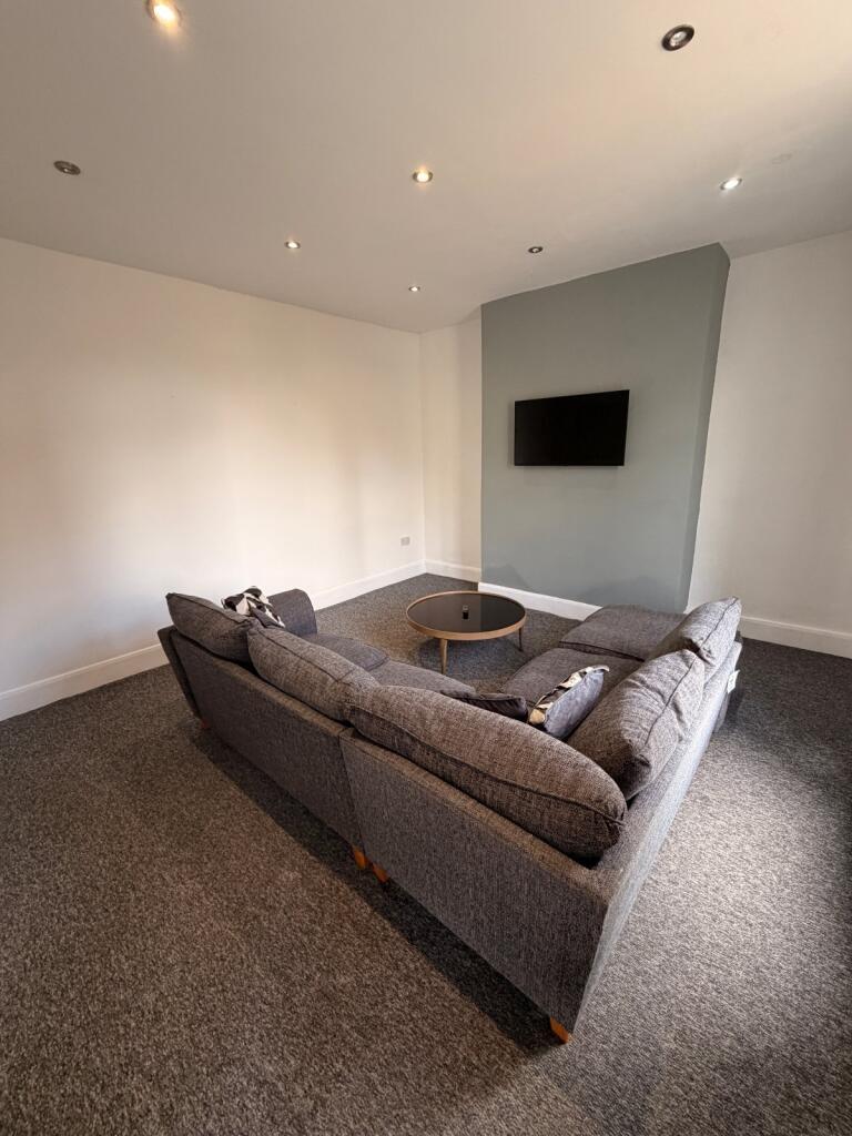 House in Huddersfield - View 3