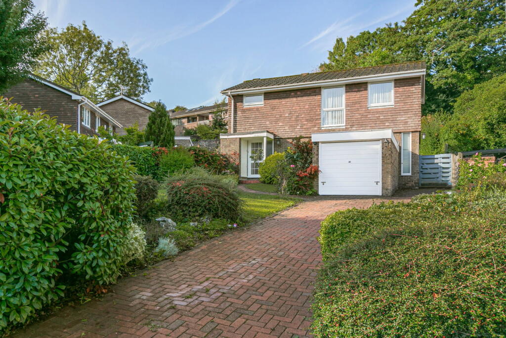 3-bed detached on Byron Avenue, Coulsdon, CR5 2JS, £585,000