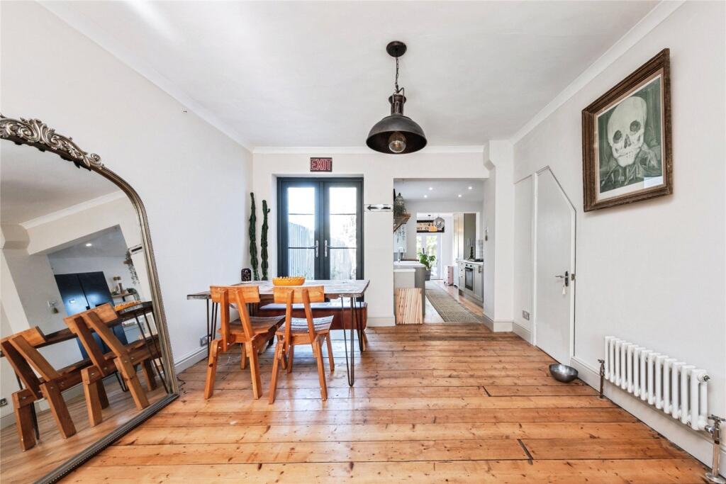 4 bedroom terraced house for sale in South Street, Leighton Buzzard, Bedfordshire, LU7 - More