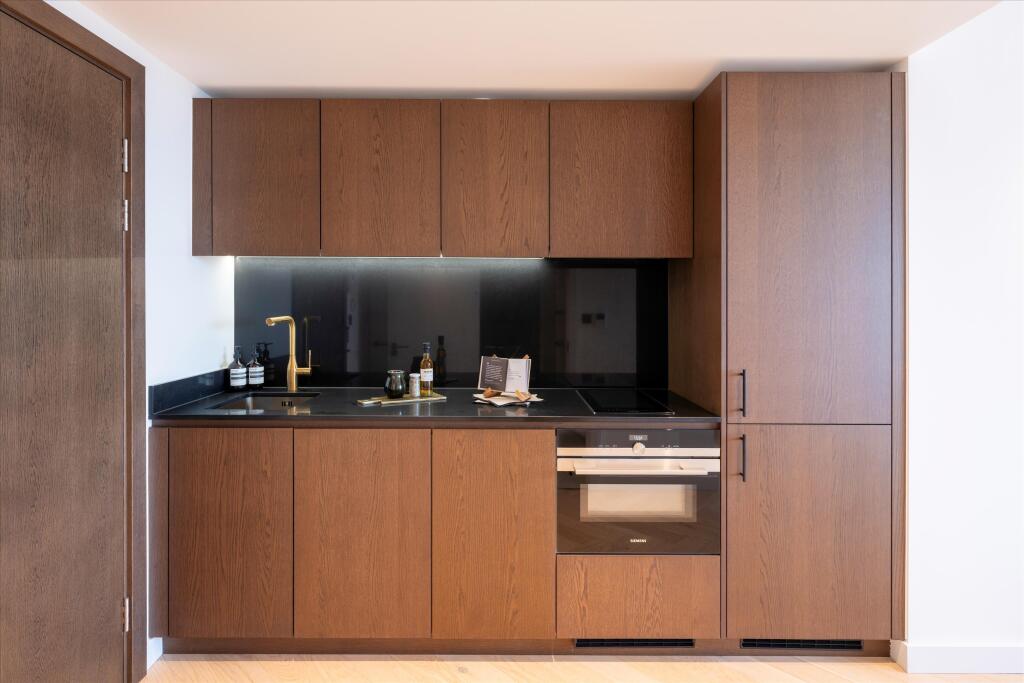 Main image of property: Landmark Pinnacle, Westferry Road, Isle Of Dogs, London, E14