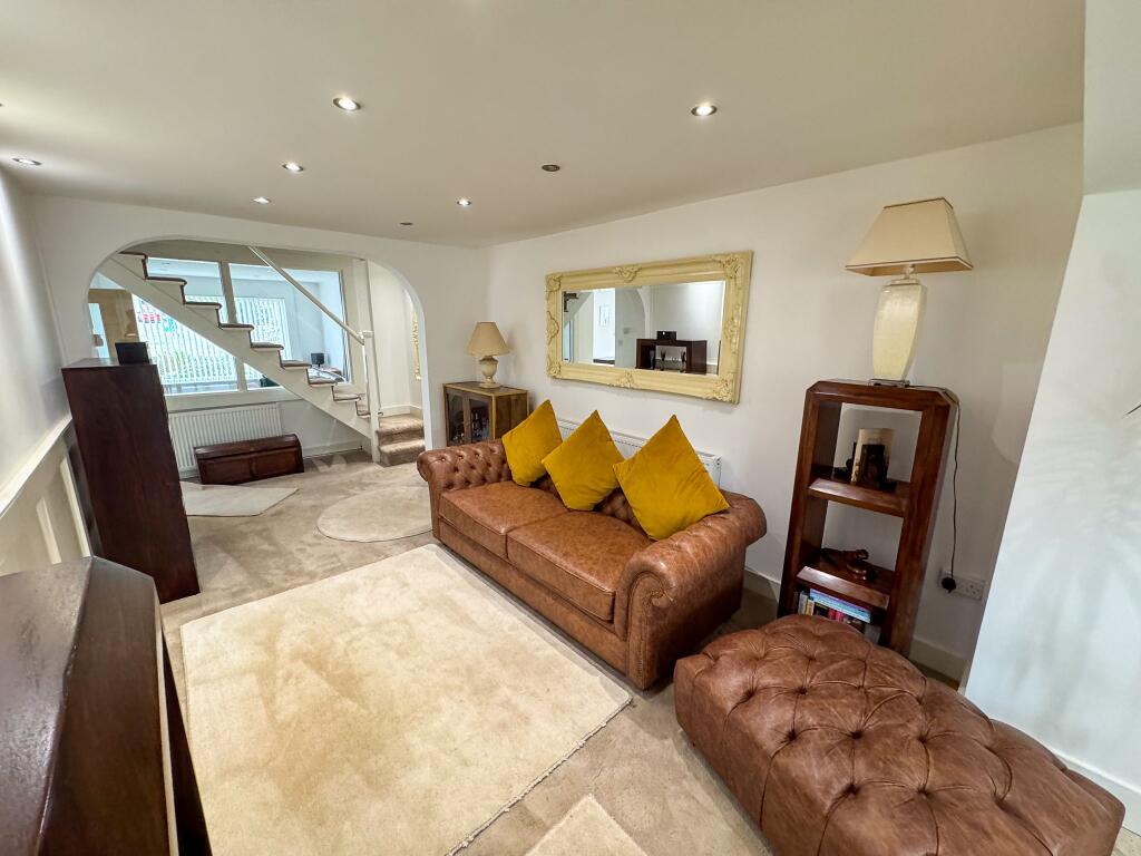 Nailsea Court, Sully, Penarth photo 3