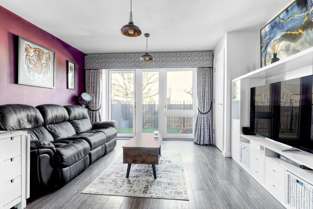 Apartment in East Hertfordshire, Ware - View 3