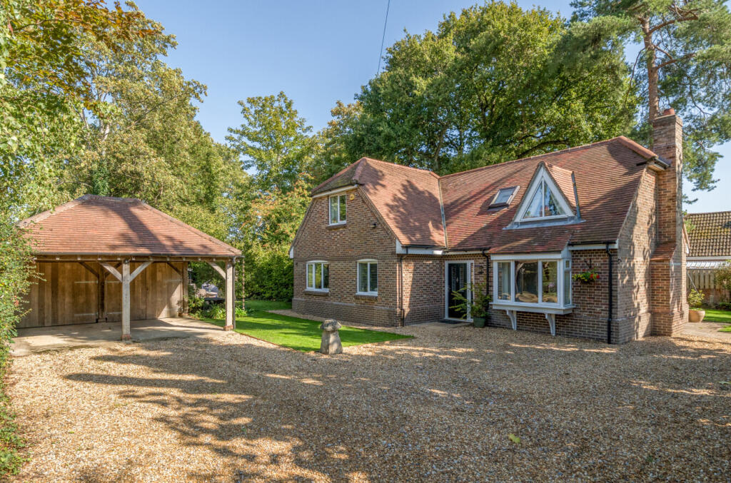 3-bed detached on Sandy Lane, Waltham Chase, Southampton, Hampshire, SO32, £725,000