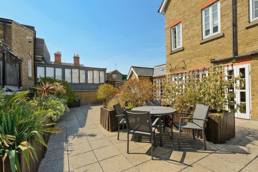 Apartment in Kingston upon Thames - More