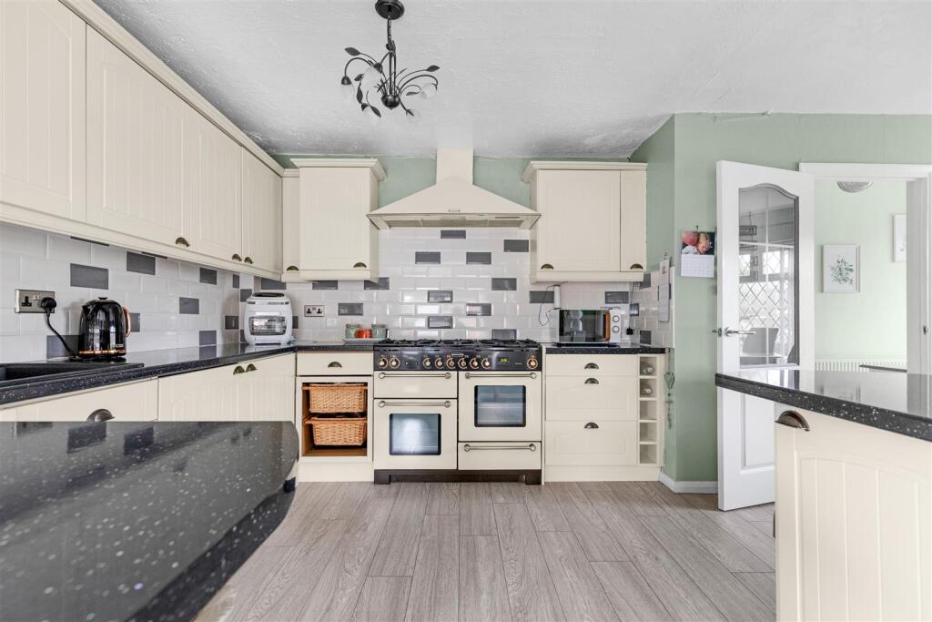 Leys Avenue, Desborough, Kettering - View 3