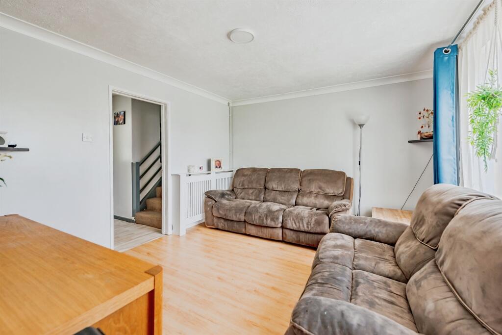 Hillcrest Close, Crawley photo 3