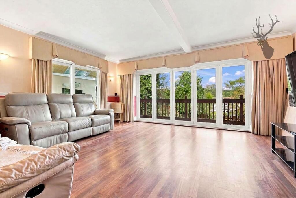 House in Epping Forest, Theydon Bois - View 4