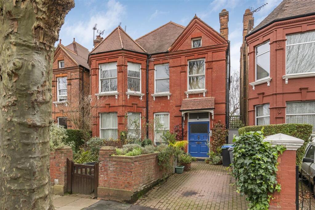 1-bed flat on Dartmouth Road, NW2, £385,000
