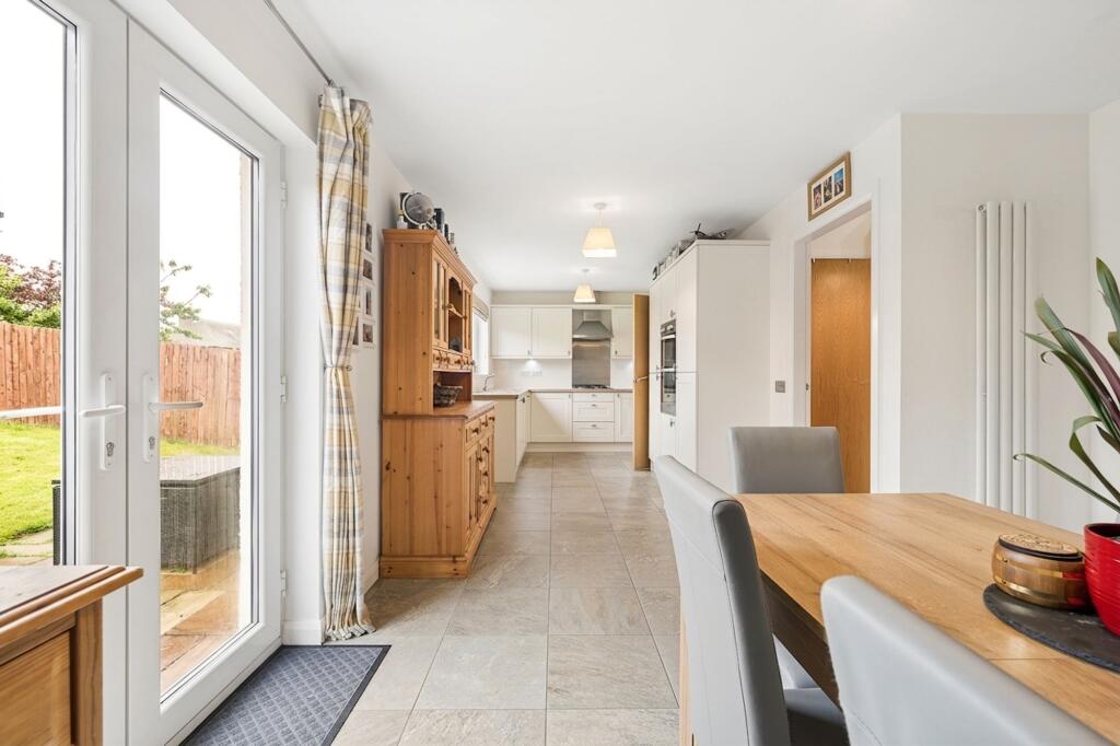 House in East Calder, Calderwood - View 4