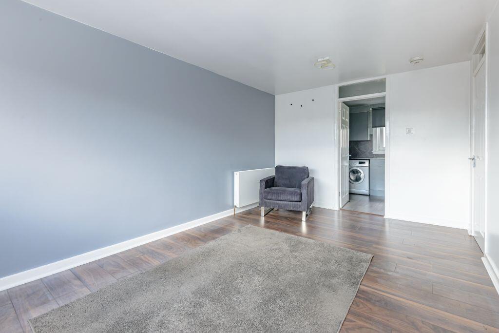 Apartment in Edinburgh, Wester Hailes - View 3