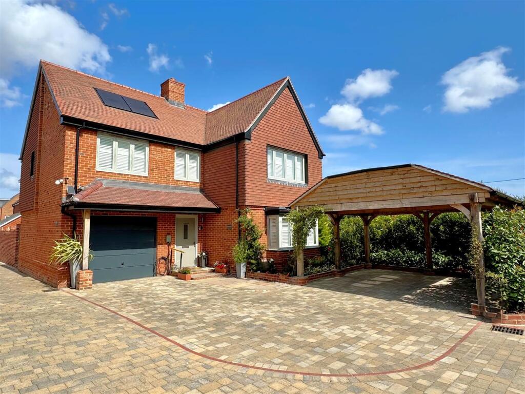 4-bed detached on Pembers Farm Avenue, Fair Oak, £550,000