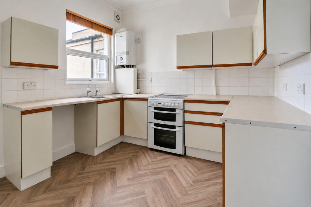Apartment in Southend-on-Sea - More