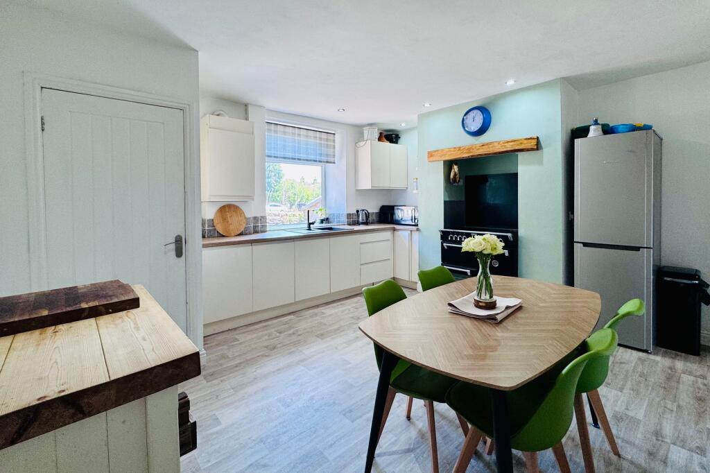 Moorfield Terrace, Hollingworth, SK14 photo 3