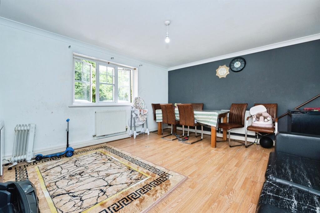 Apartment in Romford - View 3